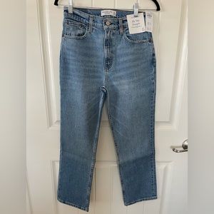 NWT Abercrombie & Fitch The 90’s Straight Jeans (Extra Short Length)